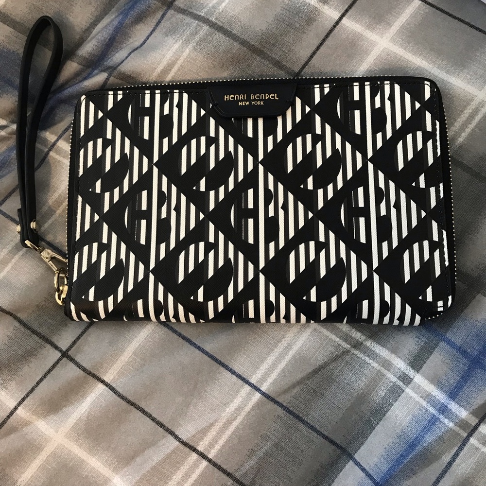Like New HENRI BENDEL large wallet
